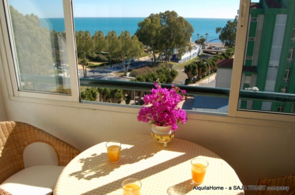Apartamento para vacaciones, con terraza, vistas al mar, parking, internet