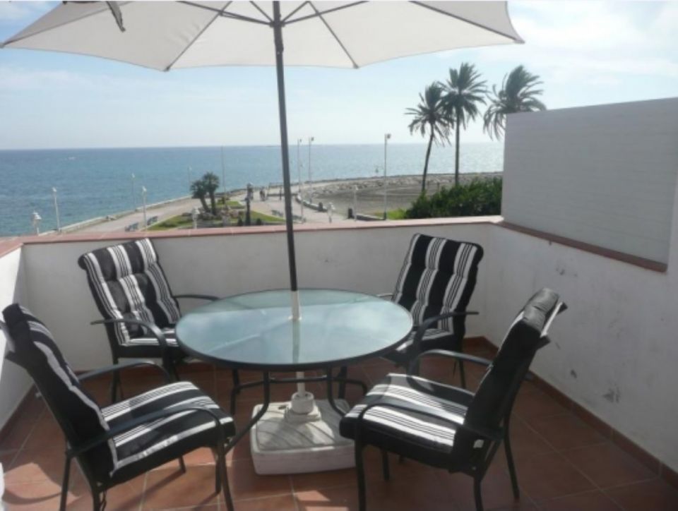 Se alquila casa vacacional de 3 plantas en 1ª línea de la playa de Málaga, El Palo